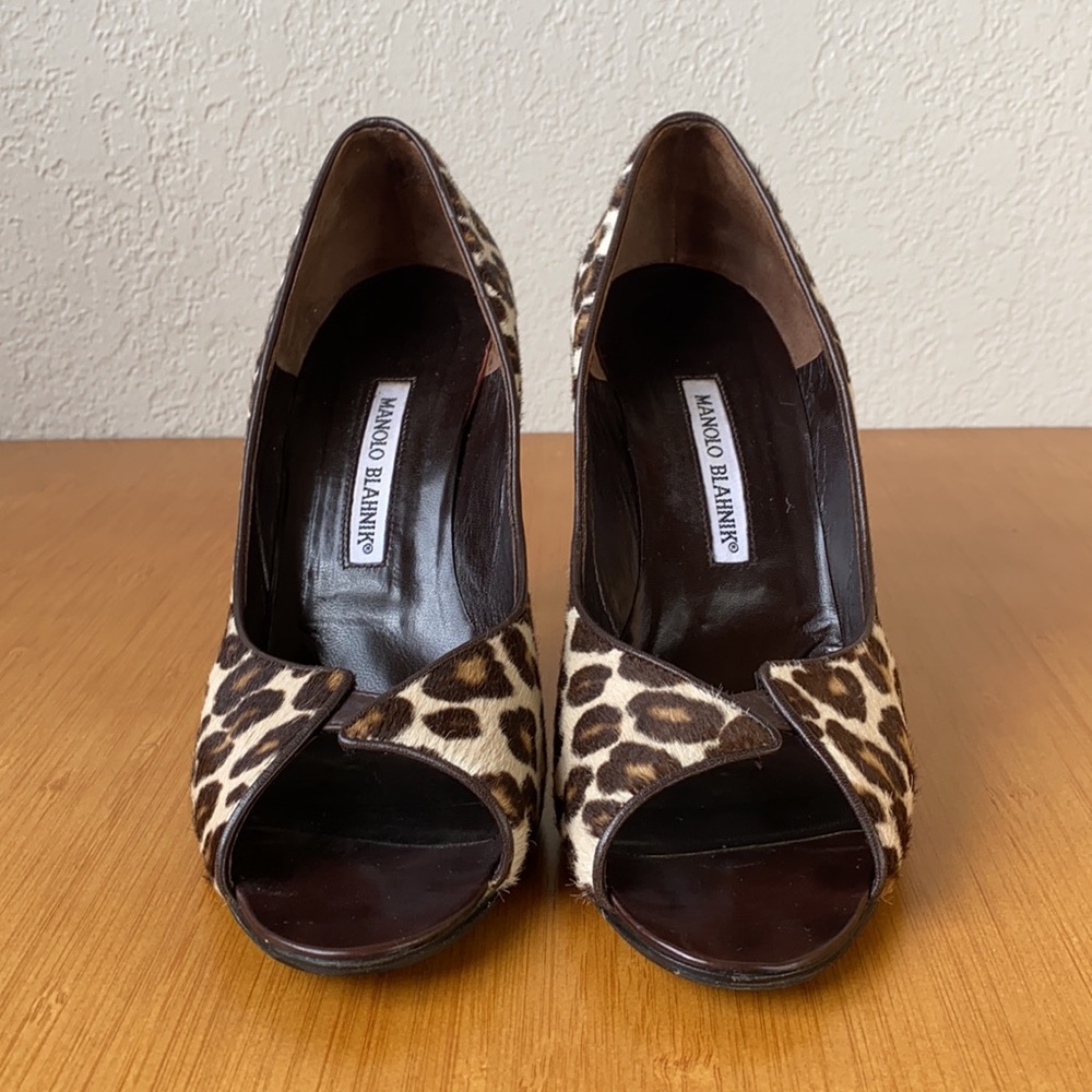 Manolo Blahnik Peep Toe Pump - Picture 2 of 11